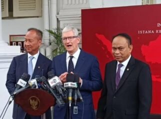 Menteri Komunikasi dan Informatika (Menkominfo) Budi Arie Setiadi (kanan), CEO Apple Tim Cook (tengah) dan Menteri Perindustrian (Menperin) Agus Gumiwang Kartasasmita (kiri) (ist)