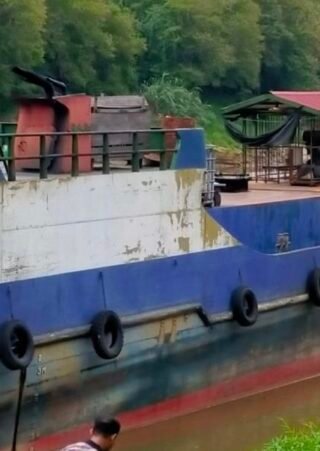 Kapal parkir bukan di dermaga, diduga mengganggu warga (dok: rubrikkaltim)