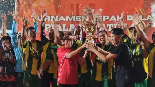 Bupati Kutim Ardiansyah Sulaiman menutup Turnamen Sepak Bola Piala Bupati U-40